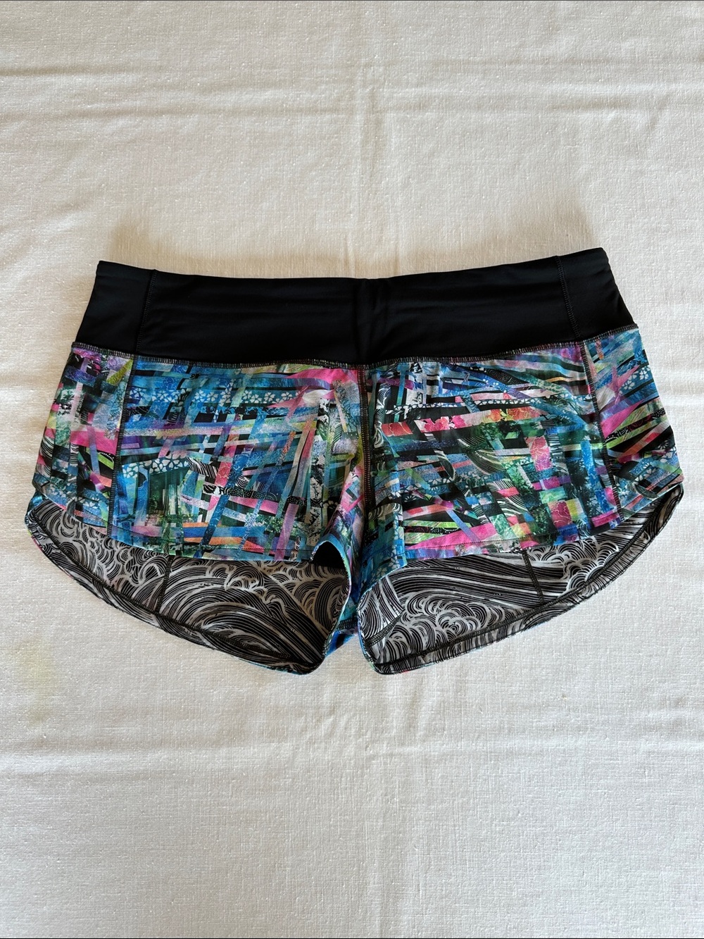 Lululemon Seawheeze 2018 Speed Up Shorts Electric Beach Multi / Running Waves 8